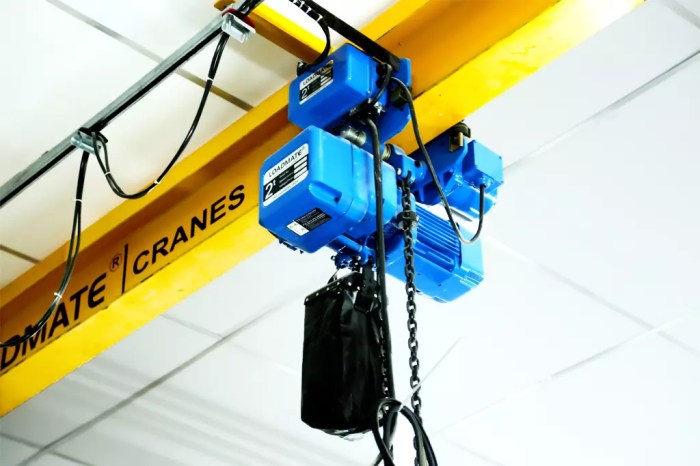 To lift heavy loads all chain hoists use a